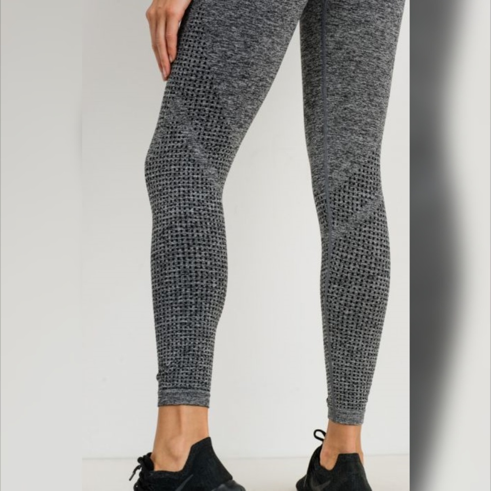 Dot Textured Seamless Highwaist Leggings - Picture 3 of 7
